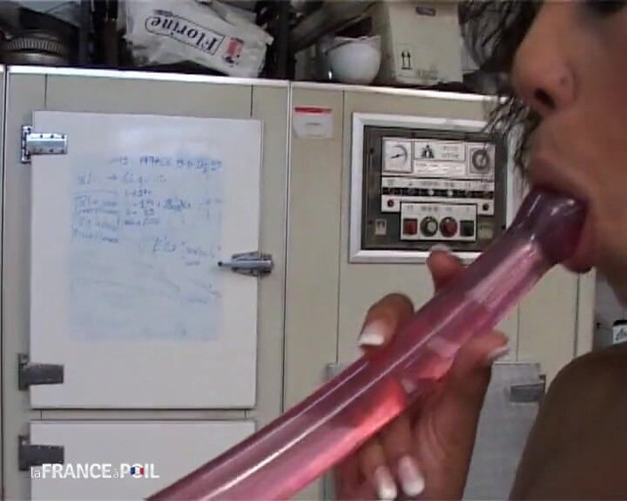French BDSM: Două bunăciuni care se joacă cu vibratoare în bucătărie