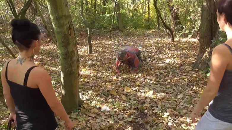 Femdom Austria: Training für ihren alten sklaven im wald