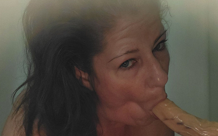 EliteLadyS: MILF Amerika nakal menghisap dan menunggang dildo untuk memancut mani