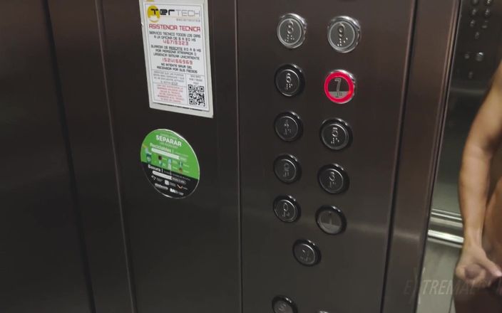 Extremalchiki: Полностью обнаженная дрочит в лифте