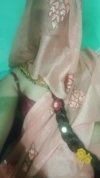 핑크색 사리로 젖탱이를 누르고 착유하는 인도 트랜스 우먼 Gaurisissy
