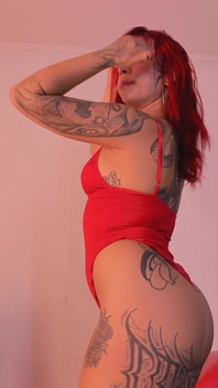 Latina Con Il Sedere Tatuato Che Mostra Il Suo Enorme Sedere per Te