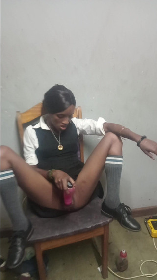 hothouse18xxx: Awek miang berusia 18 tahun bermain dengan alat penggetar merah jambu