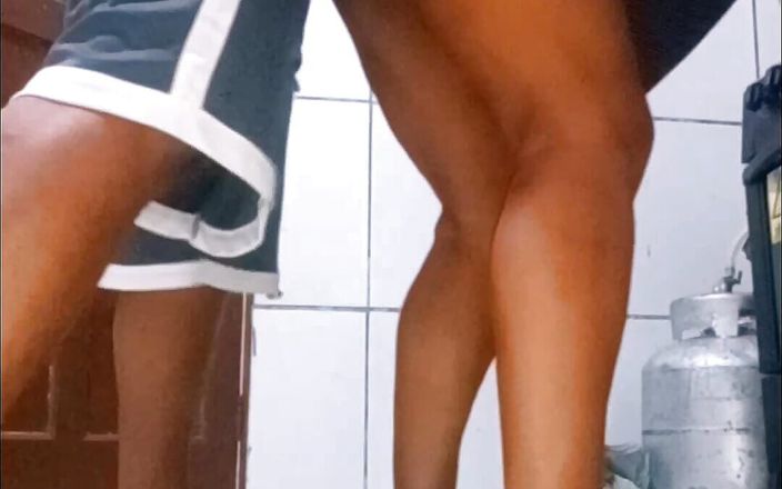 anal_queen_amateur: Tante seksi bikin sarapan dan ngentot aku habis-habisan, aku nggak...