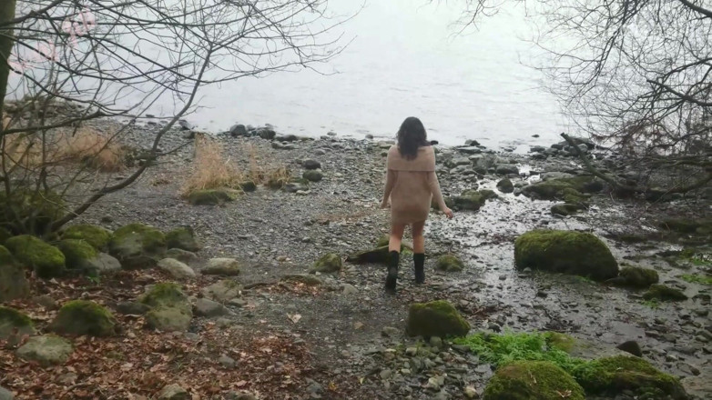 Big Ass Latina: Молодичка блимає, пестить себе пальцями і трахається біля озера, секс ексгібіціоніста на відкритому повітрі