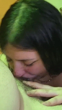 Une BBW fait une gorge profonde à une bite - couple amateur