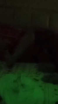 Ateşli evli kadın otel odasında en iyi arkadaşıyla eğleniyor