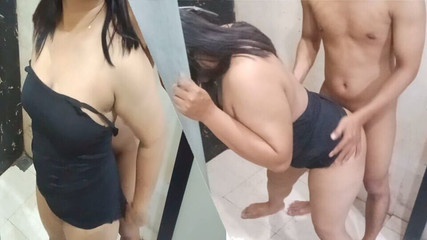 Ayuningsih: Stieftante fickt im badezimmer