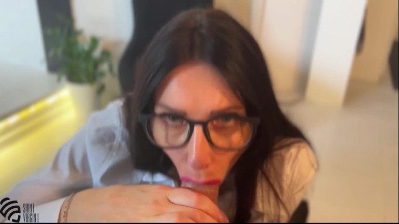 LizaVirgin: Sexy milfka s brýlemi sála šéfa