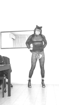 Un chaton joueur et une prostituée dépravée réunis à la fois.