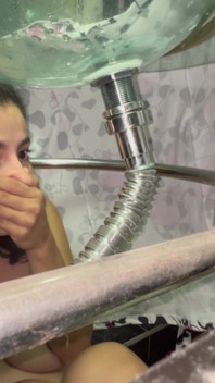 Stiefschwester bekommt gesichtsbesamung durch loch im waschbecken