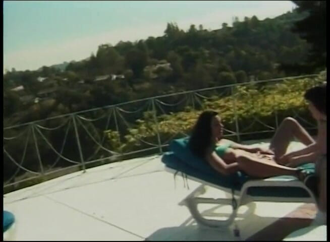 Lesbo Tube: La ragazza mora si fa leccare la figa all'aperto vicino...