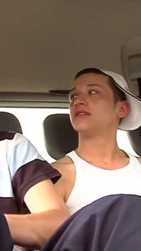 Jonny, fille mince et mince, se fait baiser