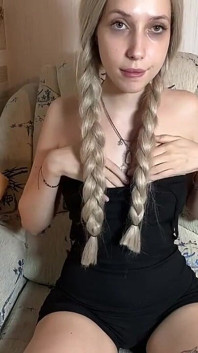 Sora vitregă se distrează cu ea în fiecare zi