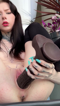 哥特女孩在她的阳台上用大黑屌假阳具自慰