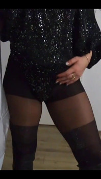 Milfycalla- o soție infidelă în ciorapi se joacă cu o pulă și are ejaculări pe Downjackets 225