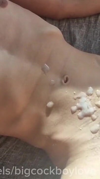 Impresionantes compilaciones de corridas en todas partes: un río de semen de un twink y una transexual follada