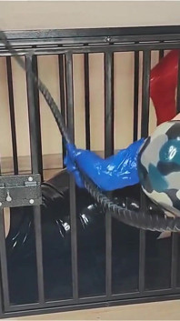 Oficial de látex se folla a su prisionero de látex con un cinturón