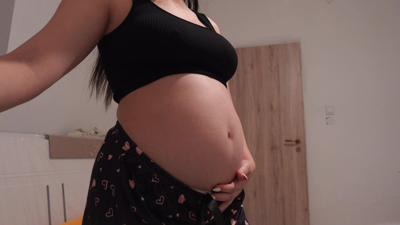 AmayaMori: Moja ciężarna żona masturbuje się w łazience w białych majtkach