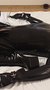 Il Est Temps De Nourrir Les Spermatozoïdes Dans Une Suite En Latex Avec Un Masque En Latex, L’esclave a Vraiment Apprécié!3angle