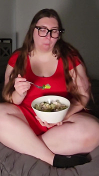 Asmr mukbang salad khổng lồ: bbw khủng hoảng và phun nước
