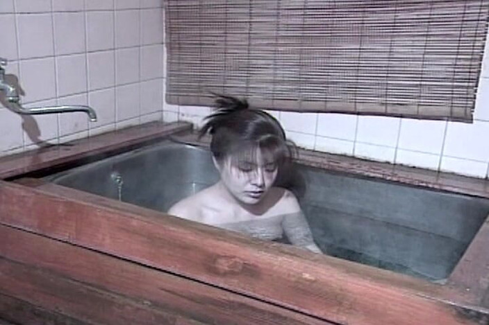 Asian Mature Climax: 亚洲少女在按摩浴缸里抚摸她毛茸茸的阴户