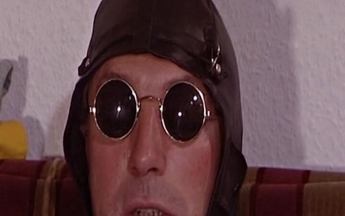 Enjoy German porn: Maskeli Alman genç kız yüze boşalmadan önce sikiliyor