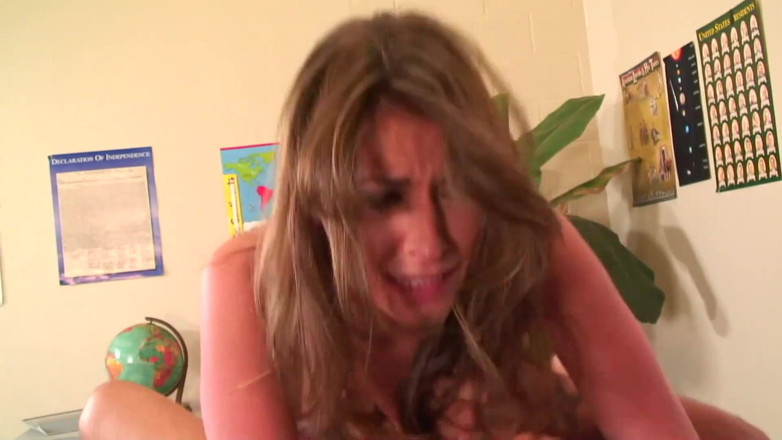 TeenXXX Stories: Gagica brunetă este futută în birou