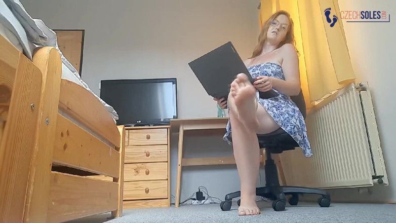 Czech Soles - foot fetish content: วิดีโอเท้านักเรียนซุกซนจากที่บ้าน