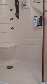 Ik speel met seksspeeltjes onder de douche, ik masturbeer en ik kom klaar