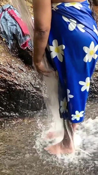 สาวศรีลังกาอาบน้ําธรรมชาติ