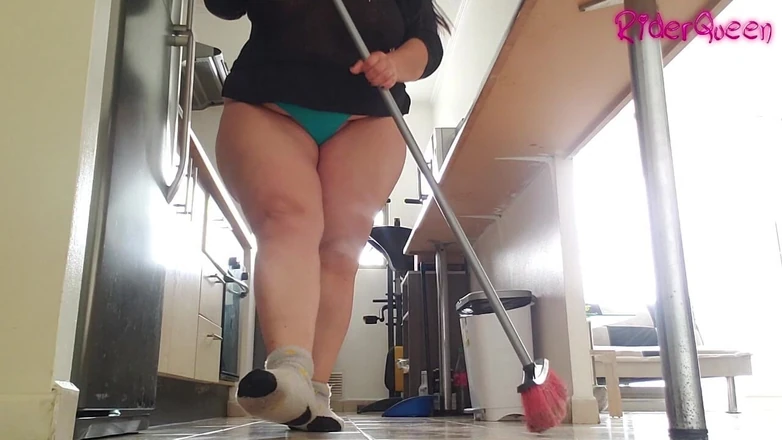 Riderqueen BBW Step Mom Latina Ebony: Мачеха готовит завтрак для пасынки с сюрпризом