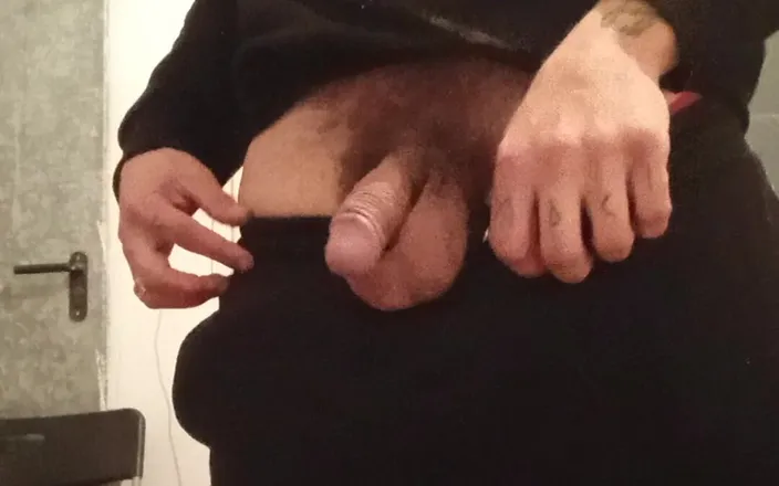 Amateurmann: Real Amateur Hairy Guy Handjob Big Cock Milk