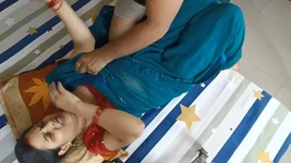 Il vicino torna a casa e scopa il giovane e giusto bhabhi molto forte