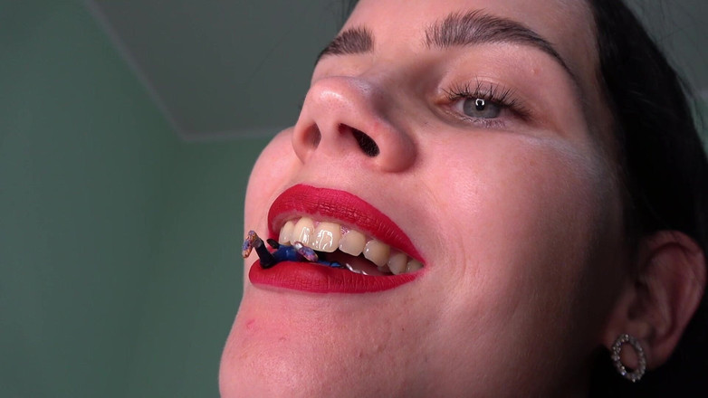 Anna Sky: Riesin Anna Spielt Mit Einem Kleinen Mann
