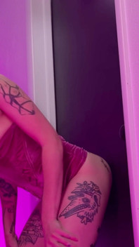 Alternative schlampe lutscht und fickt in gloryhole