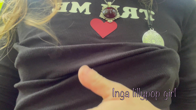 Inga lillypop girl: Дама играет с сиськами в лесу