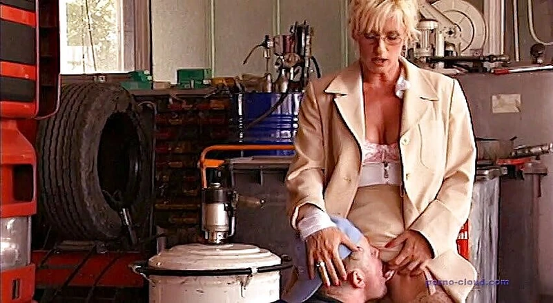 Porno Cloud: The milf and her car repair