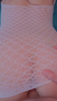 La matrigna MILF ha beccato il figliastro con un erezione e aiuta lo sperma rapidamente