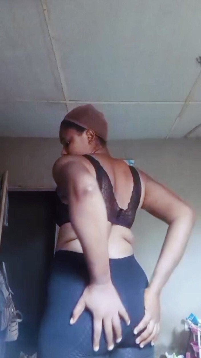 Lovelee: Nigerijská vesnická holka stříká na živém videu
