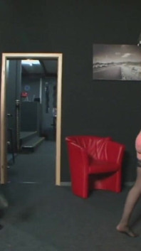 Humillante lamiendo coño y colgando