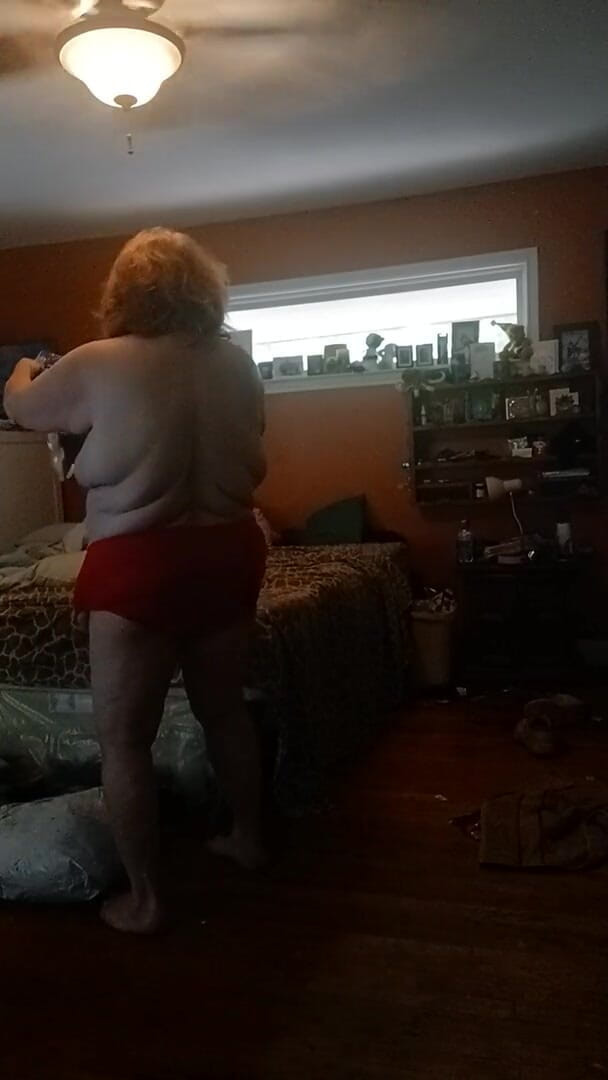 BBW nurse Vicki adventures with friends: Modelando las bragas que vendo parte 1 Encaje rojo sedoso