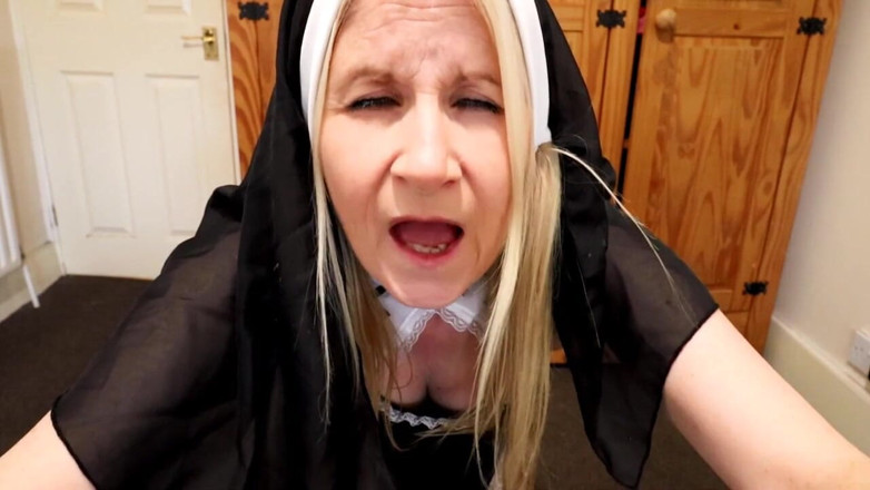 Britishmilf: Jeptiška má svatý zadek