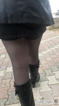 Mini Jupe En Cuir Sans Culotte Et Exhibition En Public