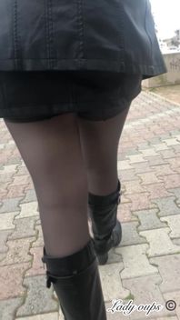 Mini Jupe En Cuir Sans Culotte Et Exhibition En Public