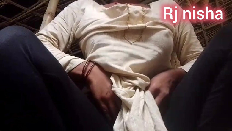 RJ NISHA: Hintli kadın parmaklarıyla mastürbasyon yapıyor