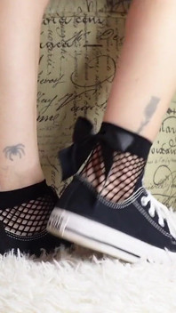 Converse и чулках-сеточках