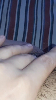 Ik masturbeer mijn onschuldige ongeschoren poesje terwijl mijn ouders aan het werk zijn