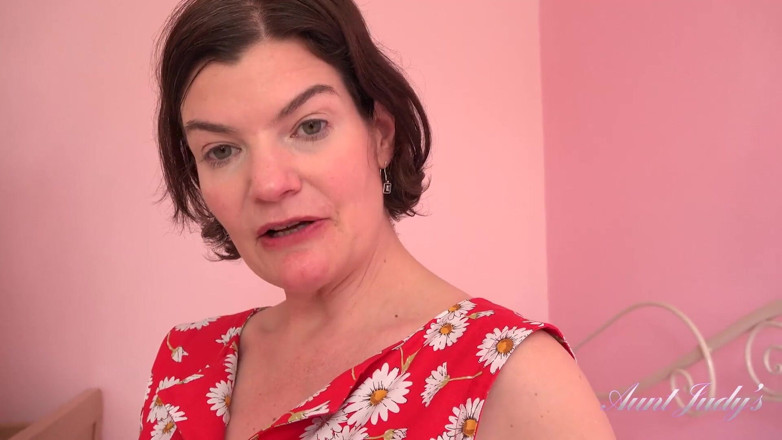 Aunt Judy's: 44år milf Jenny leker med klitoris