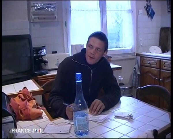 French Family Secrets: 친구와 스타킹을 입고 어린 빨간 머리 하녀를 하는 파피 관음증
